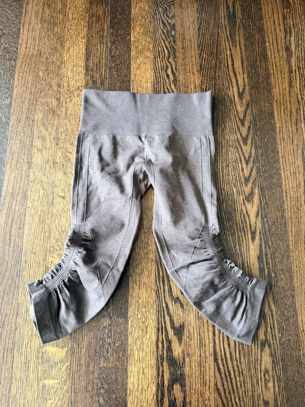 Lululemon gray Flow Ruched cropped capri leggings Size 2 mauve gray seamless
